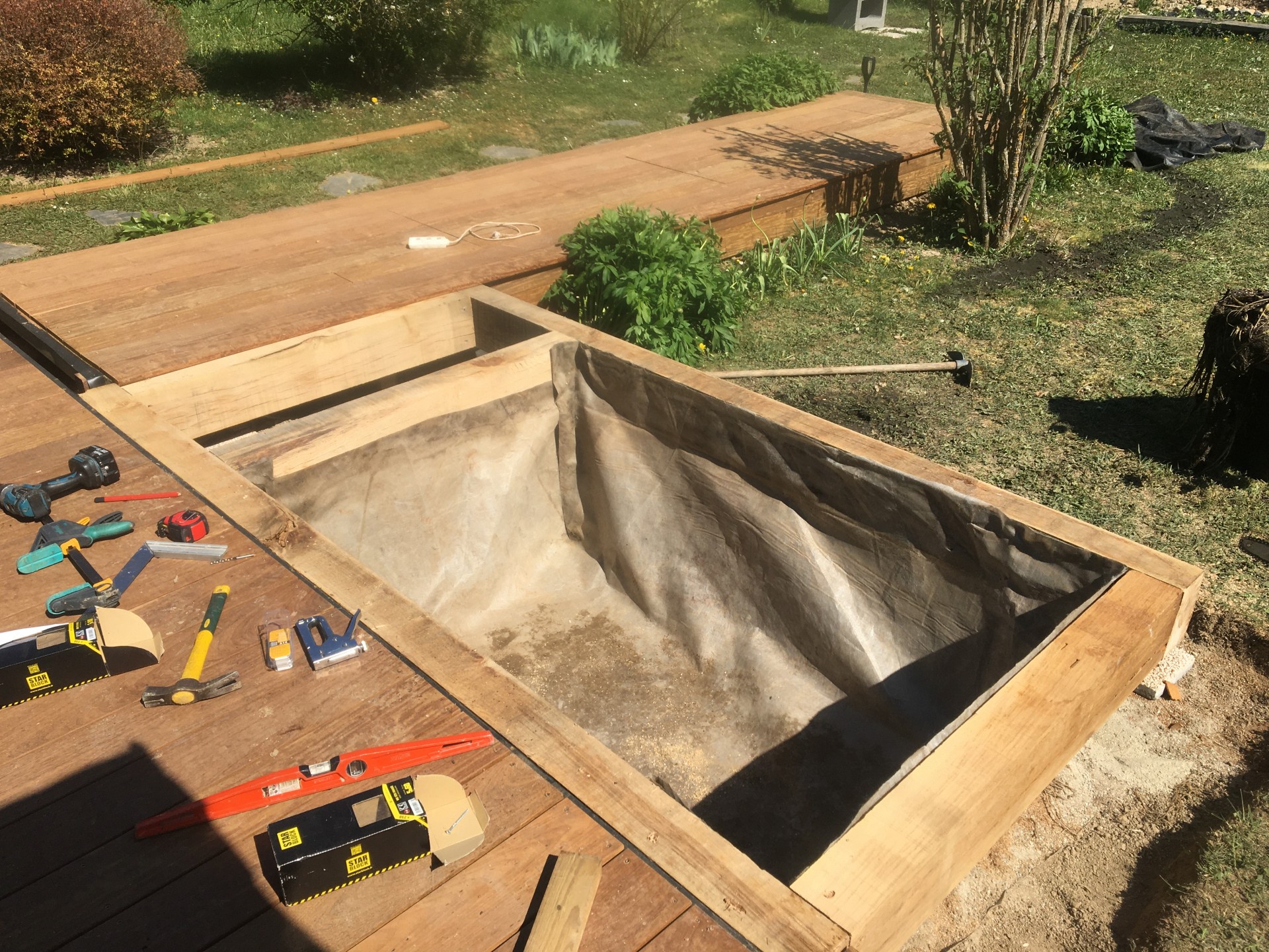 réalisation du bassin. Terrasse bois à FAVERGES