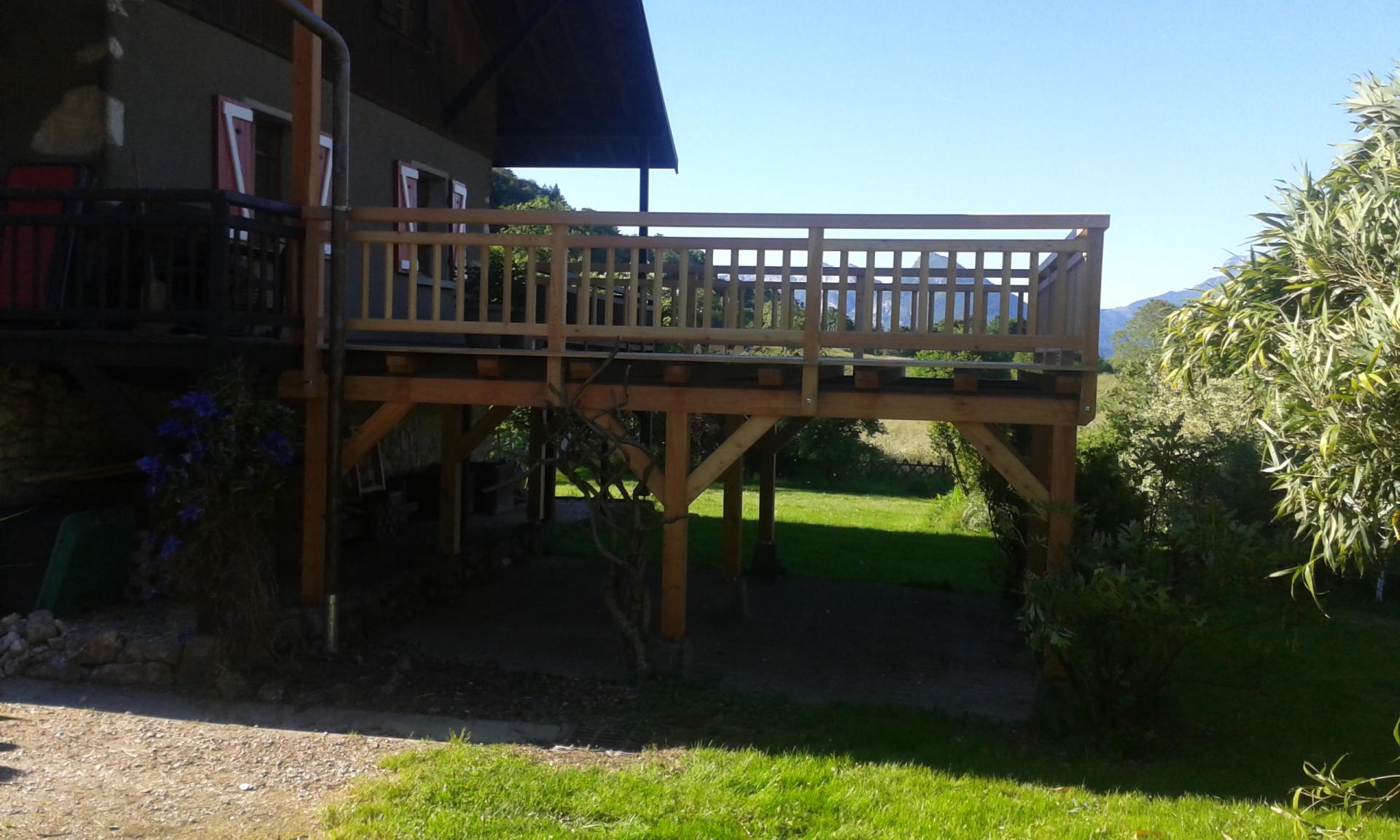 RÉALISATION D'UNE TERRASSE SUR POTEAUX EN MÉLÈZE