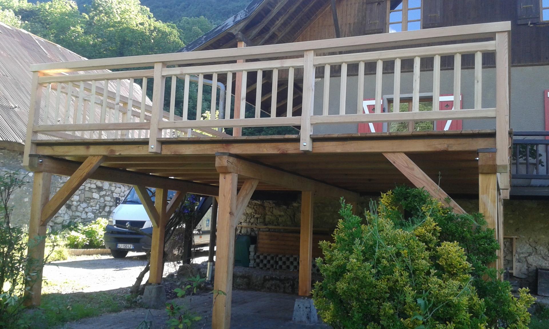 RÉALISATION D'UNE TERRASSE SUR POTEAUX EN MÉLÈZE